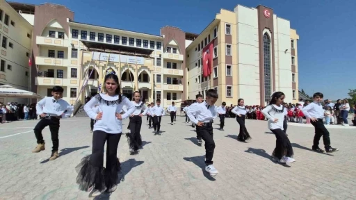 İlkokul &ouml;ğrencileri &lsquo;Yaza Merhaba Ş&ouml;leni&rsquo; ile eğlendi
