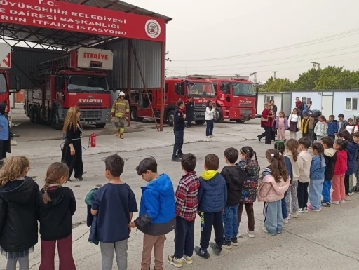 İlkokul &ouml;ğrencilerinden itfaiye istasyonuna ziyaret
