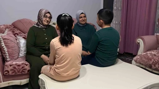 İlkokul &ouml;ğrencilerinin sıra tartışmasında okula gelen baba, anne ve babaanne 2 &ccedil;ocuğu darp etti
