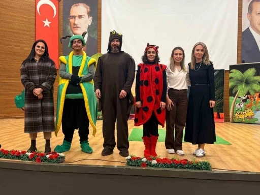İlkokul &ouml;ğrencilerinin tiyatro coşkusu
