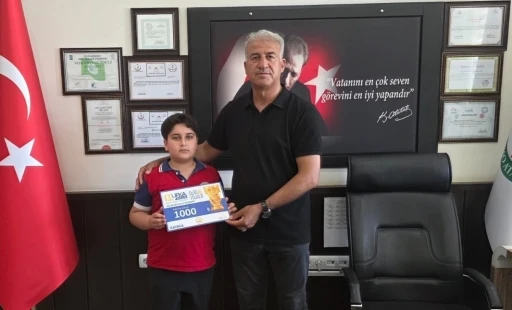 İlkokul &ouml;ğrencisi kazandığı &ouml;d&uuml;l&uuml; Gazze&rsquo;ye g&ouml;nderdi
