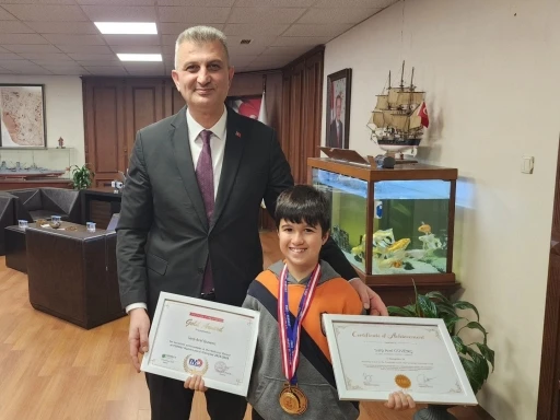 İlkokul &ouml;ğrencisi, matematik olimpiyatlarında 3 altın madalya kazandı
