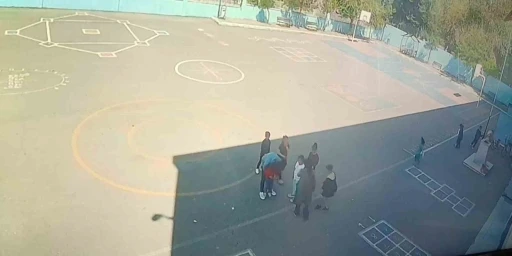 İlkokul öğrencisinin &quot;heimlich&quot; manevrasıyla kurtarıldığı anlar güvenlik kamerasında
