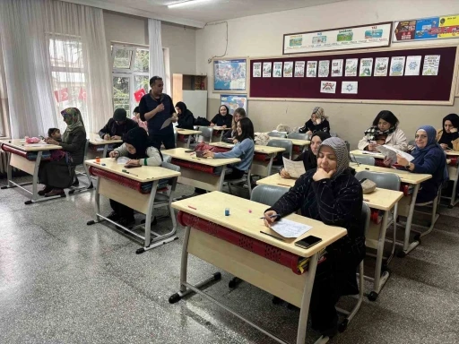 İlkokulda veliler kitap okuma yarışmasında ter d&ouml;kt&uuml;
