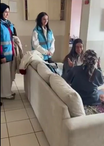 İlmek ilmek sevgi: Gen&ccedil;lerden yaşlılara y&uuml;rek ısıtan hediye
