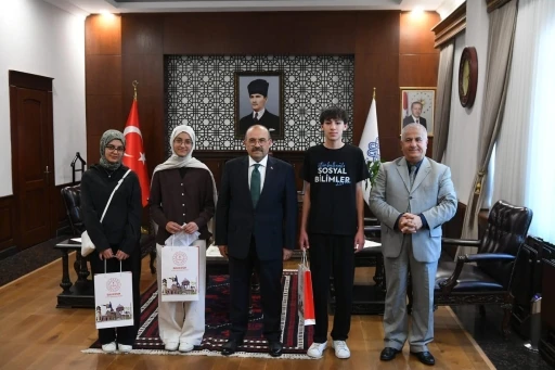 İmam Birgivi&rsquo;nin yarışmasında &rsquo;Gen&ccedil; Kalemler&rsquo; &ouml;d&uuml;llendirildi
