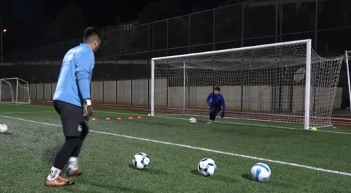 İmam ve esnaflar gen&ccedil;leri k&ouml;t&uuml; alışkanlıklardan korumak i&ccedil;in kul&uuml;p satın aldı
