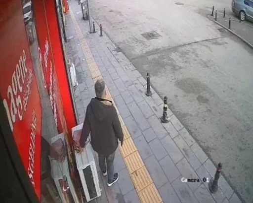 İmamın sahibi gelir alır diye bıraktığı &ccedil;antayı kaşla g&ouml;z arasında &ccedil;aldı
