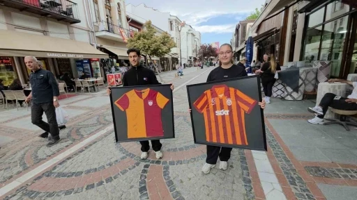 İmzalı formalar evin en &ouml;zel k&ouml;şesinde yer alacak
