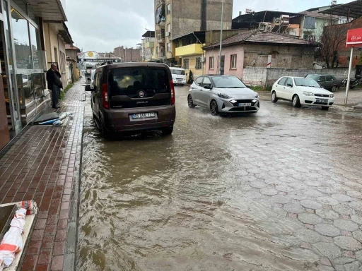 İncirliova&rsquo;da sağanak yağış hayatı olumsuz etkiledi
