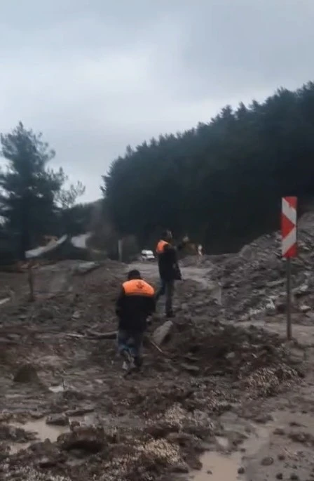 İnebolu-Doğanyurt-Cide karayolu heyelan sebebiyle ulaşıma kapandı
