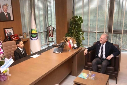 İneg&ouml;l&rsquo;de başkanlık koltuğuna Umut Alp Yiğit oturdu
