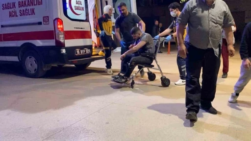 İneg&ouml;l&rsquo;de direksiyon başında fenalaşan s&uuml;r&uuml;c&uuml; zincirleme kazaya neden oldu
