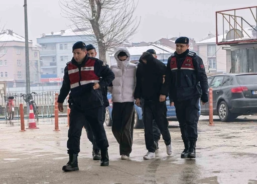 İneg&ouml;l&rsquo;de internet kablolarını &ccedil;alan 2 ş&uuml;pheli tutuklandı
