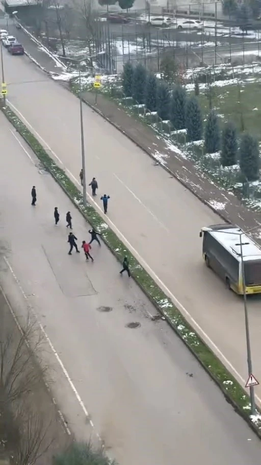 İneg&ouml;l&rsquo;de kar topu gerginliği: Otob&uuml;s şof&ouml;r&uuml; &ccedil;ocukları sopayla kovaladı
