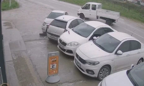 İnegöl’de kontrolden çıkan otomobil park halindeki araçlara çarptı: 5 yaralı

