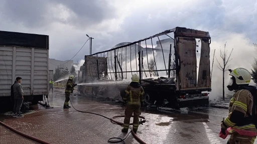 İneg&ouml;l&rsquo;de park halindeki s&uuml;nger ve mobilya y&uuml;kl&uuml; tır dorseleri alev alev yandı
