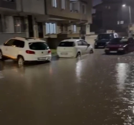 İneg&ouml;l&rsquo;de sağanak hayatı fel&ccedil; etti
