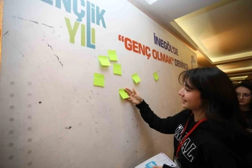İneg&ouml;l&rsquo;de s&ouml;z gen&ccedil;lerin: 100&rsquo;&uuml; aşkın &ouml;ğrenci geleceğin şehrini konuştu
