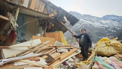 İneklerine ot vermek i&ccedil;in geldiği ahırda heyelandan son anda kurtuldu
