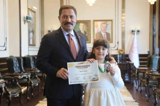 İngilizce olimpiyatında d&uuml;nya &uuml;&ccedil;&uuml;nc&uuml;s&uuml; olan şehit kızı, s&ouml;yledikleriyle valiye duygusal anlar yaşattı
