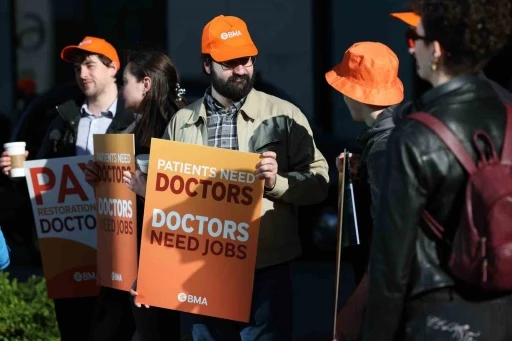 İngiltere&rsquo;de doktorlardan 6 g&uuml;nl&uuml;k iş bırakma eylemi
