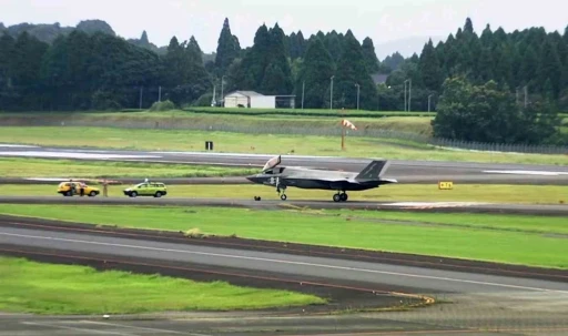 İngiltere’ye ait F-35B savaş uçağı Japonya’ya acil iniş yaptı

