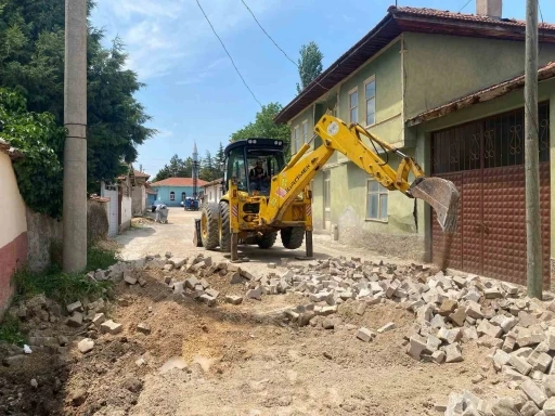 İn&ouml;n&uuml;&rsquo;de bozulan yollar yenileniyor
