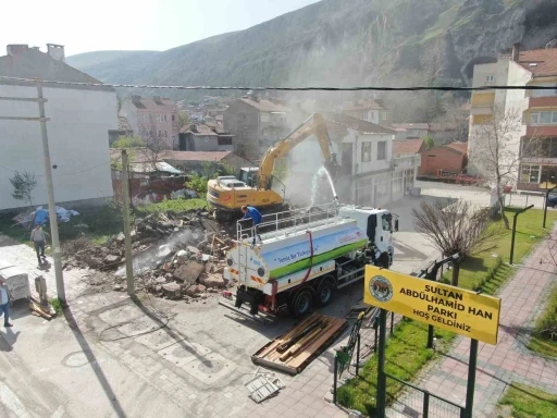 İnönü’de tehlike binaların yıkımı devam ediyor
