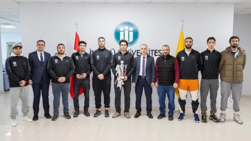 İn&ouml;n&uuml; &Uuml;niversitesi Basketbol takımı şampiyon oldu
