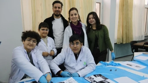 İn&ouml;n&uuml; &Uuml;niversitesi&rsquo;nde &ccedil;ocuklar, &ouml;zg&uuml;n baskı resim at&ouml;lyesi etkinliğinde h&uuml;nerlerini sergiledi
