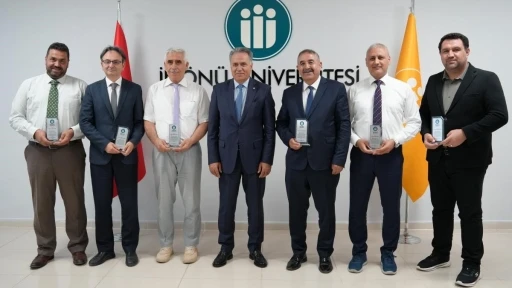 İn&ouml;n&uuml; &Uuml;niversitesinde başarılı akademisyenlere araştırma performansı plaketi
