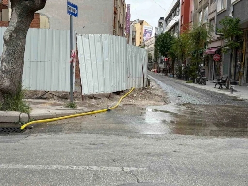 İnşaat alanında patlayan hortum sokağı g&ouml;le &ccedil;evirdi

