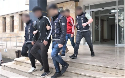 İnşaat alanında su&ccedil;&uuml;st&uuml; yakalanan 2 hırsızlık ş&uuml;phelisi tutuklandı
