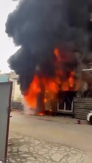 İnşaat alanındaki işçi konteyneri alev alev yandı
