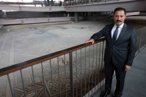 İnşaat &ccedil;alışmalarında ortaya &ccedil;ıkan ve depremi hasarsız atlatan devasa mozaik ilk g&uuml;nk&uuml; ihtişamını koruyor
