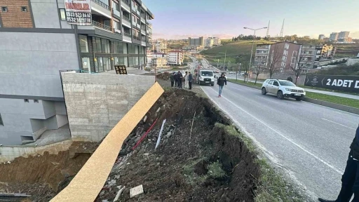 İnşaat çalışması sırasında toprak kaydı, yol trafiğe kapatıldı
