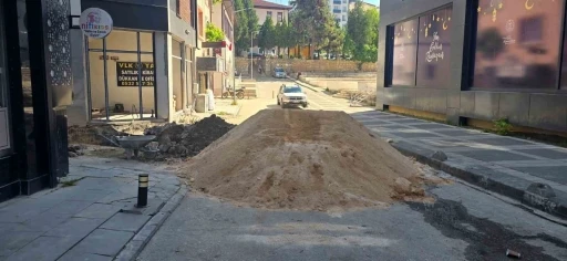 İnşaat &ccedil;alışmasında 2 sokak kapanınca esnaf &ccedil;ileden &ccedil;ıktı
