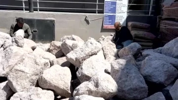 İnşaat işçileri ekmek parası için 1 Mayıs’ta taş kırdı
