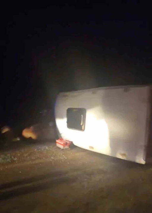 İnşaat iş&ccedil;ilerini taşıyan minib&uuml;s devrildi: 16 yaralı
