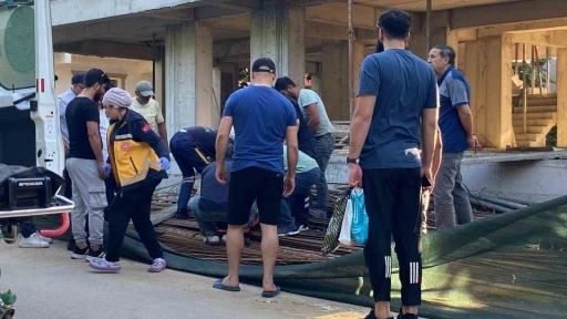 İnşaat işçisi 3. kattan demirlerin üzerine düştü
