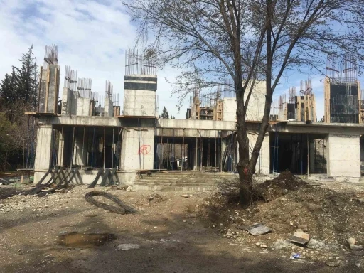 İnşaat iş&ccedil;isi y&uuml;ksekten d&uuml;şerek ağır yaralandı
