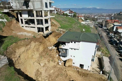 İnşaat kazısında kopan dev kaya par&ccedil;ası yanındaki binada hasara yol a&ccedil;tı
