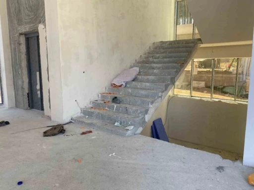 İnşaat merdivenlerinden yuvarlanan işçi yaralandı
