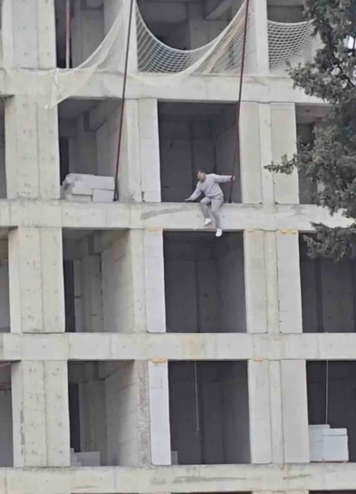 İnşaata &ccedil;ıkıp atlamak isteyen kişi ikna edildi
