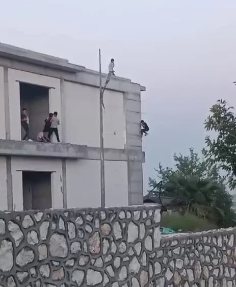 İnşaata tırmanarak canlarını hiçe saydılar
