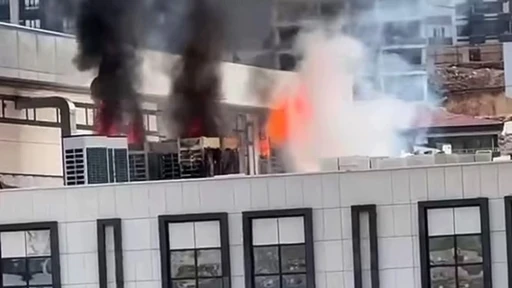 İnşaatı devam eden h&uuml;kumet konağı &ccedil;atısında korkutan yangın
