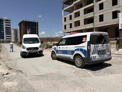 İnşaatın 4. katından d&uuml;şen iş&ccedil;i ağır yaralandı
