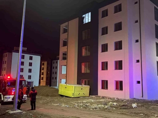 İnşaatın &ccedil;atısına &ccedil;ıkan şahsı polis ikna etti
