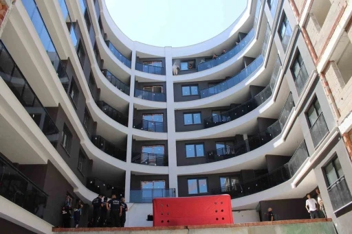 İnşaatın tepesine &ccedil;ıkan şahıs, ekiplerin &ccedil;abasıyla ikna edildi
